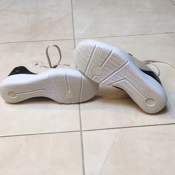 Jordan Reveal Shoes - Picture 4 of 5